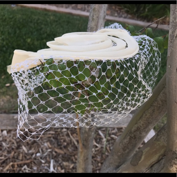 VINTAGE Lace Head Piece with Bow 🎀 - Picture 2 of 4